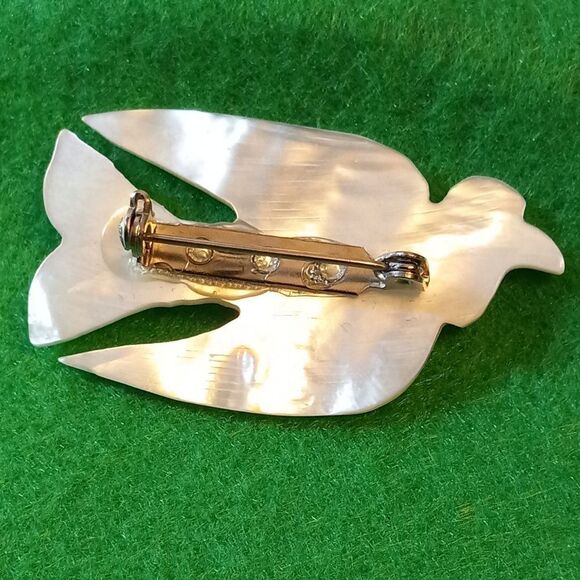 Mother of Pearl Hand carved Dove Brooch - Picture 2 of 4
